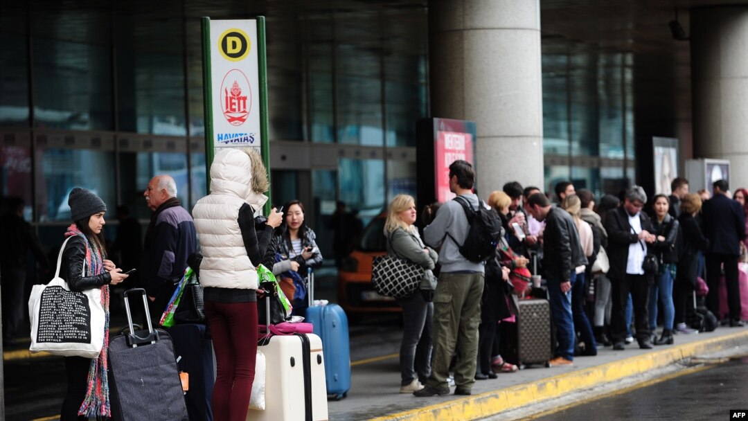 Para calon penumpang antri di bandara Ataturk, Istanbul, Turki (Foto: dok). 