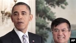 President Barack Obama, left, announces that Commerce Sec. Gary Locke, right, will be the next US ambassador to China in the Diplomatic Room of the White House March, 9, 2011