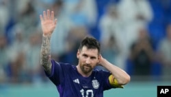  Lionel Messi wa Argentina akiwasalimia mashabiki baada ya ushindi wa 2-0 dhidi ya Poland katika mechi ya Kundi C Kombe la Dunia, Jumatano, Novemba 30, 2022.AP