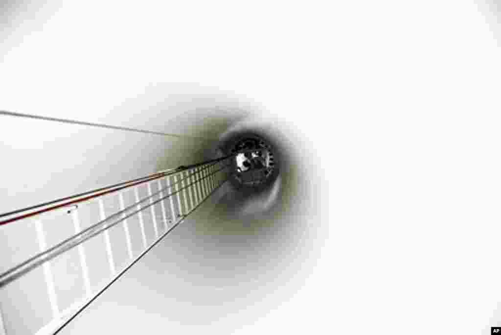 Inside the world's tallest flagpole looking up in Dushanbe, Tajikistan, September 29, 2011. –VOA Photo Y. Weeks