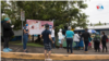 Familiares de pacientes de COVID-19 hacen filas en un hospital público en Nicaragua. [Foto: Houston Castillo Vado/VOA]