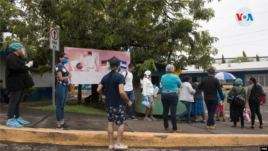 Familiares de pacientes de COVID-19 hacen filas en un hospital p&#250;blico en Nicaragua. [Foto: Houston Castillo Vado/VOA]