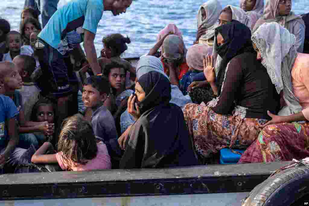 گروهی از مسلمانان روهینگیا با قایق خود را به شمال اندونزی رسانده‌اند. آنها به خاطر بدرفتاری نظامیان میانمار فرار کرده‌اند. 