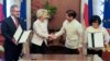 La presidenta de la Comisión Europea, Ursula von der Leyen, estrecha la mano del presidente de Filipinas, Ferdinand Marcos Jr., durante una visita a Manila, el 31 de julio de 2023.