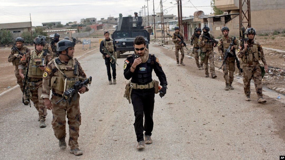 Các binh sĩ thuộc lực lượng đặc biệt Iraq tuần tra ở Gogjali, một quận phía đông thành phố Mosul, Iraq, 2/11/2016.