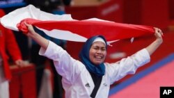 Defia Rosmaniar, atelt taekwondo Indonesia, setelah berhasil meraih emas pertama bagi Indonesia di Asian Games 2018.