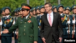 Menteri Pertahanan Vietnam Jenderal Phung Quang Thanh (kiri) bersama Menteri Pertahanan AS Ashton Carter dalam kunjungan di Hanoi. (Foto: Dok)