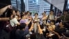 香港记者协会主席郑嘉如2024年7月17日被《华尔街日报》解雇后在报社办公室楼下会见记者