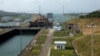 ARCHIVO - Una vista general muestra los buques cargueros transitando por las esclusas de Agua Clara en el Canal de Panamá, en las afueras de la Ciudad de Panamá, Panamá, el 11 de abril de 2024. 