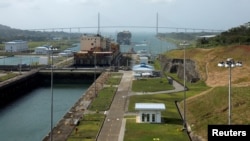 ARCHIVO - Una vista general muestra los buques cargueros transitando por las esclusas de Agua Clara en el Canal de Panamá, en las afueras de la Ciudad de Panamá, Panamá, el 11 de abril de 2024. 