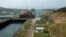 ARCHIVO - Una vista general muestra los buques cargueros transitando por las esclusas de Agua Clara en el Canal de Panamá, en las afueras de la Ciudad de Panamá, Panamá, el 11 de abril de 2024. 