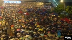 數以萬計香港人暴風雨中堅守抗爭高唱海闊天空(美國之音海彥拍攝)