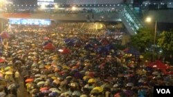 数万港人暴风雨中坚守抗争高唱海阔天空 (美国之音海彦 拍摄)