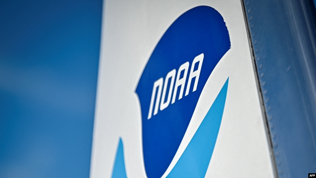Arhiva - Logo Nacionalne uprave za okeane i atmoferu (NOAA), u NASA-inom Kenedi svemirskog centru, u Kejp Kanaveralu, Florida, 25. juna 2024. (Foto: AFP/Miguel J. Rodriguez Carrillo)