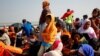 Pengungsi Rohingya duduk di bangku kayu kapal angkatan laut dalam perjalanan ke Pulau Bhasan Char di distrik Noakhali, Bangladesh, 29 Desember 2020. (Foto: REUTERS/Mohammad Ponir Hossain)