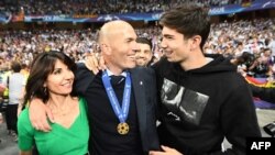 Zinedine Zidane avec sa femme Véronique et son fils Théo, à Kiev, le 26 mai 2018.