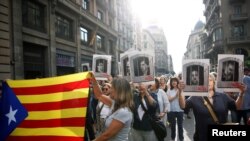 Independentistas protestan en Barcelona tras veredicto contra dirigentes catalanes en España el 14 de octubre de 2019.