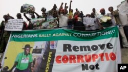 Dân Nigeria biểu tình chống tham nhũng tại Lagos. Tổ chức Minh bạch Quốc tế lưu ý về sự liên hệ giữa nghèo đói và nạn tham nhũng, nói rằng trong số 10 quốc gia có tỷ lệ hối lộ cao nhất, có tới 8 nước là ở Châu Phi.