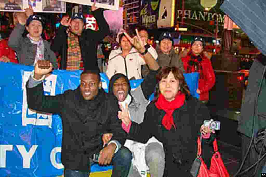 这两名非洲裔青年也兴奋得不得了