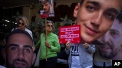 Manifestantes sostienen fotografías que muestran los rostros de rehenes israelíes que se encuentran detenidos en la Franja de Gaza, durante una protesta para exigir su liberación del cautiverio de Hamas, en Tel Aviv, Israel, el 6 de marzo de 2025.