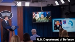 Sal koferas deprès nan Pentagon nan, Washington.