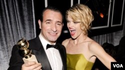 Aktor Perancis dan pemenang aktor terbaik Golden Globe untuk katagori film komedi atau musikal, Jean Dujardin dan salah satu pendukung filmnya Missi Pyle (kanan) (16/1).