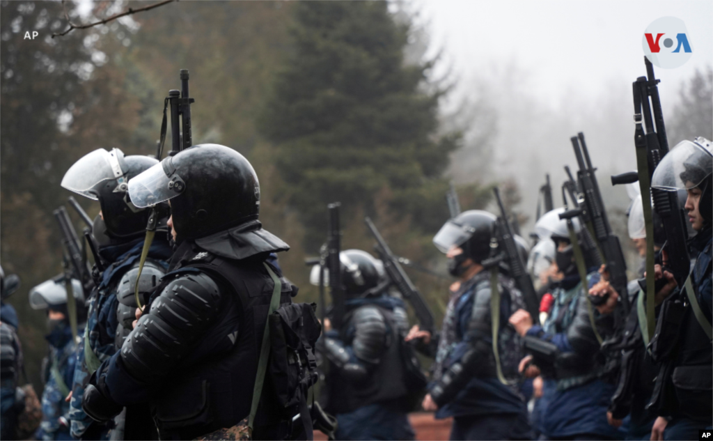 Las autoridades aseguran que al menos 18 miembros de las fuerzas de seguridad han muerto.