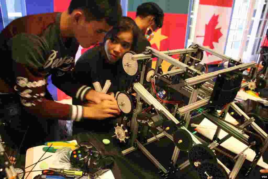 Cambodian youth team examine their robot before joining a competition during the First he First Global Challenge robotics competition in Washington, DC, Monday, July 17, 2017. (Nem Sopheakpanha/VOA Khmer)