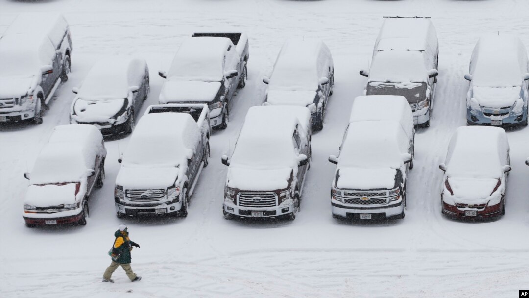 Un aficionado camina en el estacionamiento del Lambeau Field en Green Bay, Wisconsin antes de un juego de la NFL.
