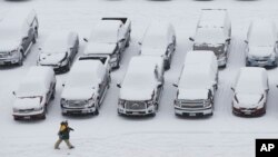 Un aficionado camina en el estacionamiento del Lambeau Field en Green Bay, Wisconsin antes de un juego de la NFL.