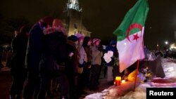 Warga memberikan penghormatan kepada para korban penembakan di Quebec City, Kanada (30/1). (Reuters/Christinne Muschi)