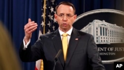 Deputy Jaksa Agung Rod Rosenstein menjawab pertanyaan media setelah mengumumkan dakwaan terhadap 13 warga Rusia, Jumat (16/2). 