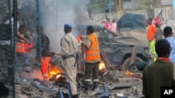 Tentara Somalia memeriksa rongsokan sebuah bom mobil yang meledak di Mogadishu (foto: dok). AS mengklaim serangan udaranya menghancurkan sebuah bom mobil yang akan diledakkan di Mogadishu. 