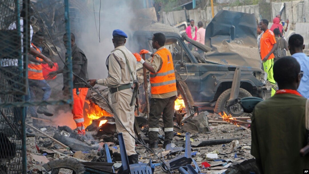 Tentara Somali memeriksa rongsokan kendaraan setelah bom meledak di Mogadishu, 28 Oktober 2017. 
