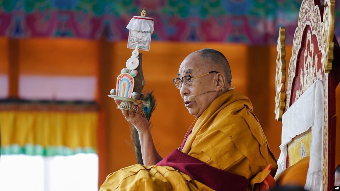 Pemimpin Spiritual Tibet, Dalai Lama di Arunachal Pradesh, India, 5 April 2017. (AP Photo/ Tenzin Choejor)
