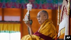 Pemimpin Spiritual Tibet, Dalai Lama di Arunachal Pradesh, India, 5 April 2017. (AP Photo/ Tenzin Choejor)