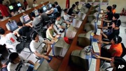 北京的年轻人在网吧里使用电脑(资料照片)