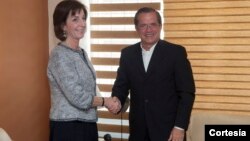 Roberta Jacobson junto al ministro de RR.EE. de Ecuador, Ricardo Patiño. [Foto: Cancillería de Ecuador]