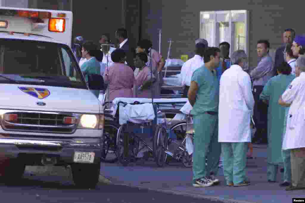 Des employés de l'Hôpital Saint Vincent attendent les blessés du World Trade Center à New York, le 11 septembre 2001.