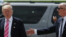 Donald Trump caminando en la pista de Detroit en septiembre pasado, rodeado de agentes de seguridad. Keith Schiller, a la derecha, se desempeñó como jefe de seguridad de la campaña Trump. Reuters.