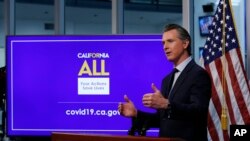 El gobernador de California Gavin Newsom está bajo críticas por destinar 75 millones de dólares para ayudar a inmigrantes indocumentados.