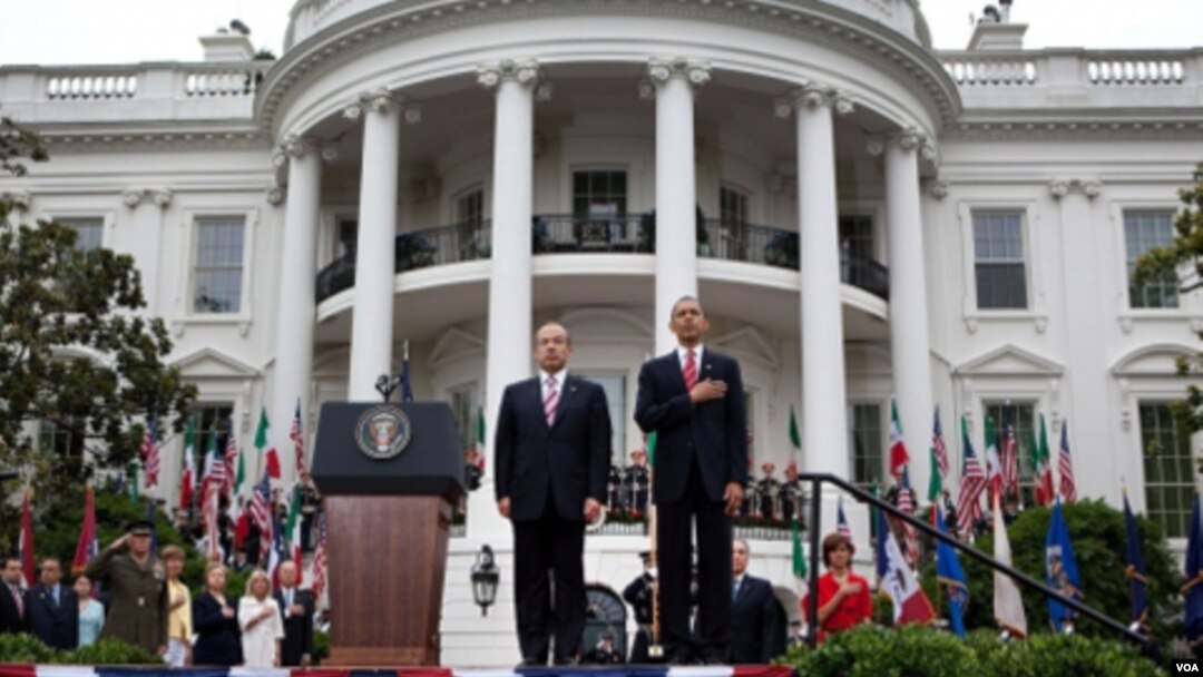 Presiden AS Barack Obama bersama Presiden Meksiko Calderon di depan Gedung Putih.