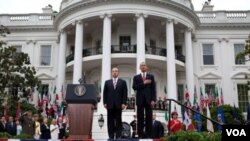 Presiden AS Barack Obama bersama Presiden Meksiko Calderon di depan Gedung Putih.