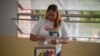Una mujer vota en el referendo consultivo sobre la soberanía de Venezuela sobre Esequibo, el 19 de noviembre de 2023 en Caracas. Federico Parra / AFP