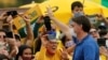 Le président brésilien Jair Bolsonaro saluant ses partisans durant la pandémie de COVID-19, à Brasilia, le 17 mai 2020. (REUTERS/Adriano Machado)