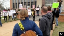 Una dos docenas de personas manifestaron frente a la corte del Condado de Waller en Texas, el miércoles, 6 de enero de 2016, donde un gran jurado acusó al policía Brian Encinia, en conexión con la muerte de Sandra Bland.