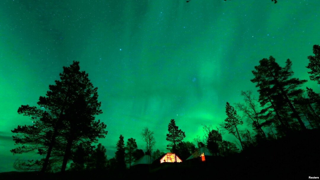 Aurora Borealis tampak di kawasan Artik dekat kutub utara (foto: ilustrasi).