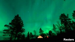 Aurora Borealis tampak di kawasan Artik dekat kutub utara (foto: ilustrasi).