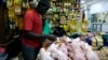 Un vendeur de poulets prépare des viandes à vendre sur un marché de Bambilors à Dakar, le 4 mai 2018.