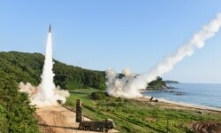 지난 2017년 7월 북한의 대륙간탄도미사일(ICBM) 도발에 대응해 한국 동해안에서 열린 미한 연합 탄도미사일 타격훈련에서 한국군 탄도미사일 현무-2A(왼쪽)와 주한미군 에이태킴스(ATACMS)가 동시 발사되고 있다. 한국 합동참모본부 제공.